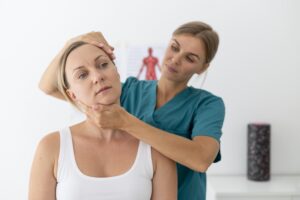 Fisioterapia para ATM sendo aplicada em paciente com DTM