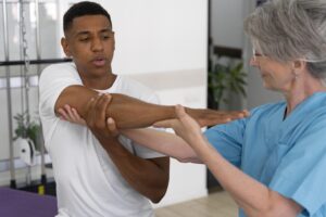 Paciente com tendinite no ombro iniciando fisioterapia para tendinite