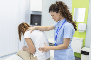 Paciente em sessão de fisioterapia para hérnia de disco na coluna lombar