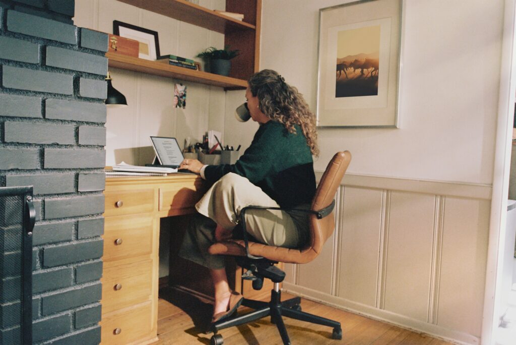 Profissional demonstrando postura no home office correta em mesa de trabalho