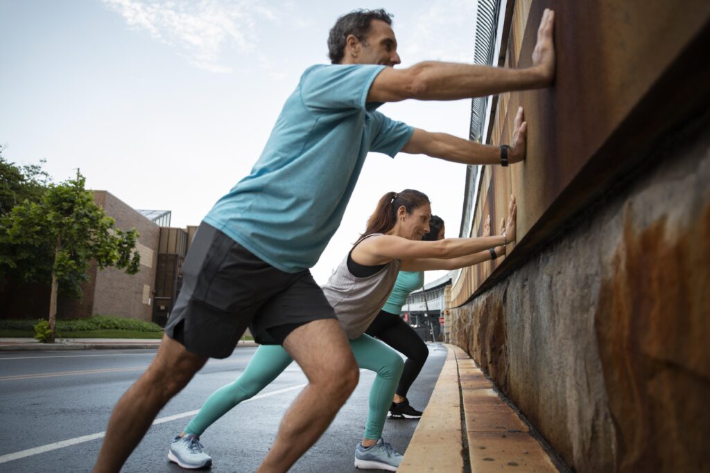 Corredor recebendo fisioterapia esportiva para corredores após treino longo